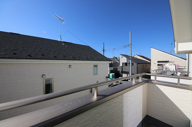 【バルコニー】 | 小鳥の鳴き声で目覚める朝、爽やかな風が入ります。太陽の陽射しでお洗濯物がカラッと乾き、気持ちの良い洋服とお布団で快適に過ごせます。