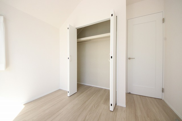 【洋室】 | 心も体も癒されるゆったりと落ち着いた洋室。窓が多いつくりになっています。窓が多いと明るい空間を保ち、室内へ気持ちの良い風も取り込んでくれます。