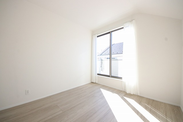 【寝室】 | 収納あり、自然な採光ありの洋室。家族みんなが気持ち良く目覚められる、過ごしやすい主寝室などにもお勧め。もちろん、ペットもご一緒に。