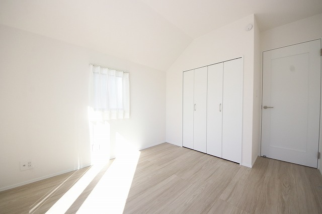 【洋室】 | 小鳥の鳴き声で目覚める朝、爽やかな風が入ります。太陽の陽射しでお洗濯物がカラッと乾き、気持ちの良い洋服とお布団で快適に過ごせます。