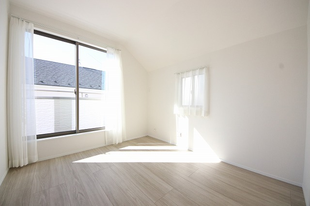 【収納】 | 収納あり、自然な採光ありの洋室。家族みんなが気持ち良く目覚められる、過ごしやすい主寝室などにもお勧め。もちろん、ペットもご一緒に。