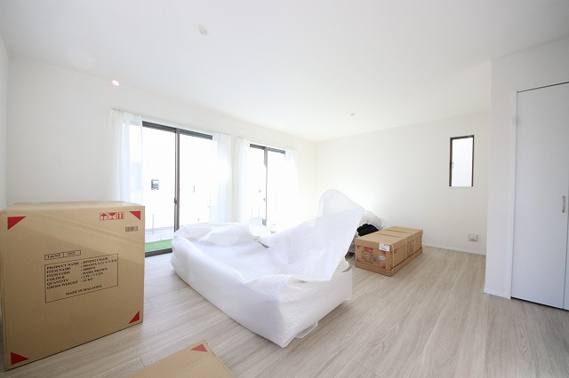 【居間・リビング】 | 陽当たりが心地の良いリビング空間です。日中はカーテンを開けて自然な光を取り込みリラックスして過ごしたいですね、照明器具もセンスの良いものを使いたいですね。
