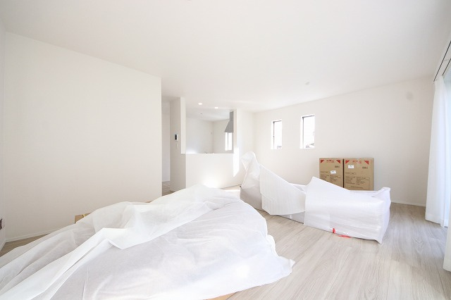 【居間・リビング】 | 明るい光が取り入れられる空間設計のリビングです。インテリア配置もしやすい間取りです。壁や床の色と合わせて落ち着いたインテリアも選びたいですね♪グリーンを飾っても素敵だと思います。
