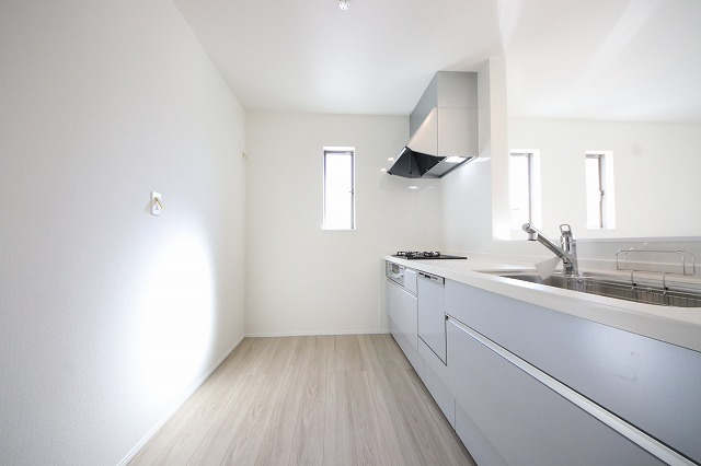 【キッチン】 | 洗練されたキッチンでは毎日の家事を少しでも楽に快適に工夫したいですね、大きいシンクではお皿洗いもストレスフリー、3口コンロでは要領よくお料理も可能です。レンジフードもお掃除がしやすい設計が嬉しい。
