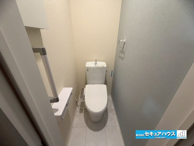 【本日ご案内可能】知多市金沢字郷中　全4棟のトイレ|【高機能トイレ】
◆高機能トイレの多くは便器のフタの開閉が自動であり、使用後に手動で水を流す面倒もなく非常に便利です。スタイリッシュな見た目で、お掃除しやすく、節水効果が高いです。　　　　　　　　　　