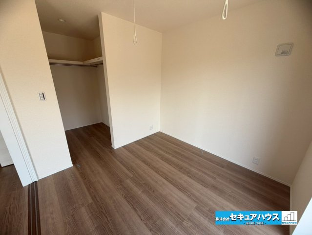 【本日ご案内可能】知多市金沢字郷中　全4棟の洋室|【洋室】
◆家族一人ひとりの大切なプライベート空間。趣味に合わせて使って頂けるようシンプルに仕上げてあります。暮らし心地を大きく左右する収納を、適材適所に配置し使い勝手を考慮しました。　　　　　　　　