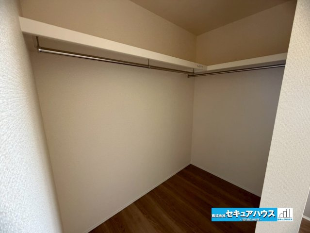 【本日ご案内可能】知多市金沢字郷中　全4棟の収納|【収納】
◆WIC付きで、衣類から小さい荷物・大きい荷物をしまうことができます。
◆扉のないWICは家事同線や通気性に優れており、空間を広く見せる効果もあります♪　　　　　　　　　　　　　　　　　　　
