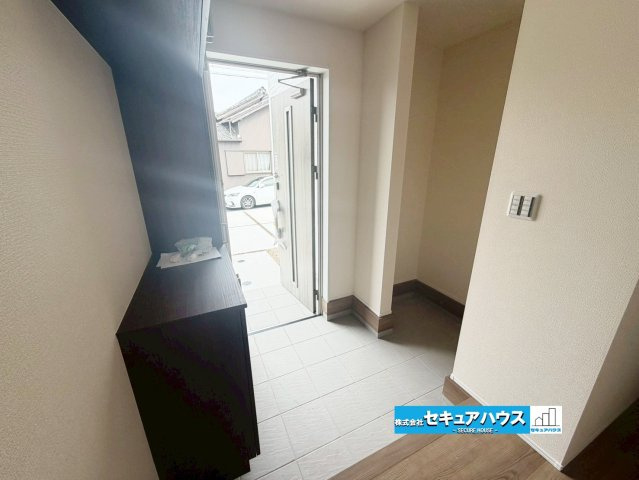 【本日ご案内可能】知多市金沢字郷中　全4棟の玄関|【玄関】
◆採光・通風にも配慮された設計で毎日明るい空間をキープします♪
◆大容量のシューズボックスには家族の靴をすっきりしまうことができ、土間収納にはベビーカーやゴルフバッグなどを収納できます。　　