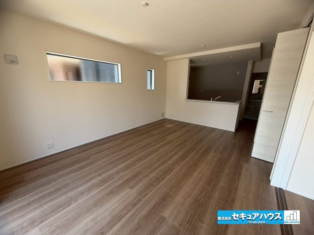 【本日ご案内可能】知多市金沢字郷中　全4棟の居間・リビング|【LDK】
◆通学から帰宅し、リビングルームで会話を楽しむ子ども達。リビングから臨む景色は太陽色に染まり、解放感溢れゆったりとしたひと時を過ごすことが出来る素敵な空間です。　　　　　　　　　　　　　　