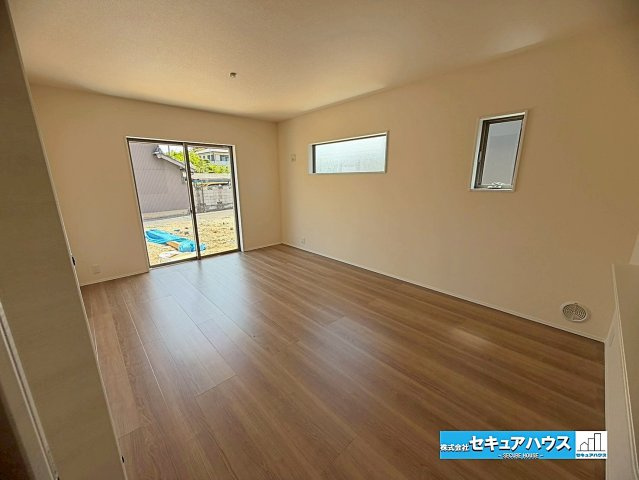 【本日ご案内可能】知多市金沢字郷中　全4棟の居間・リビング|【LDK】
◆日当たりが良く温かい広々リビングは家族の団らんスペースになります。
◆リビング収納付きのため日用品のストックや掃除機などをしまうことができます♪　　　　　　　　　　　　　　　　　　　　　