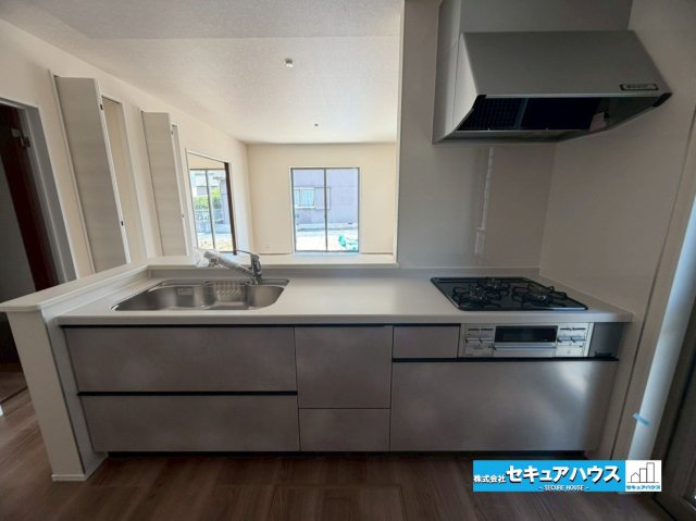 【本日ご案内可能】知多市金沢字郷中　全4棟のキッチン|【キッチン】
◆同時にたくさん料理が調理できる3口コンロ。「焼く・蒸す・煮る」の工程を同時進行で進めることができるので、料理を素早く作ることができます。育児でバタバタ忙しいママに嬉しい♪　　　　　　　