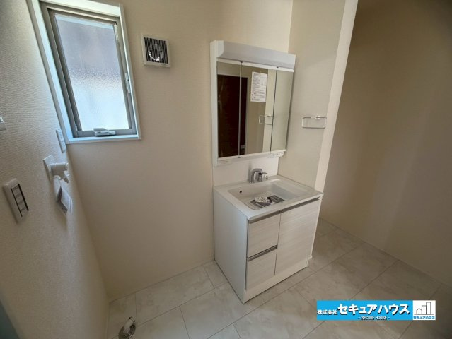 【本日ご案内可能】知多市金沢字郷中　全4棟の独立洗面台|【洗面台】
◆鏡の裏にはたっぷりと収納スペースを標準装備！
◆電源を付属しているのでドライヤーなど利用できます。
◆洗面台下の収納スペースには洗剤やシャンプーなどのストックをしまうことができます。　　