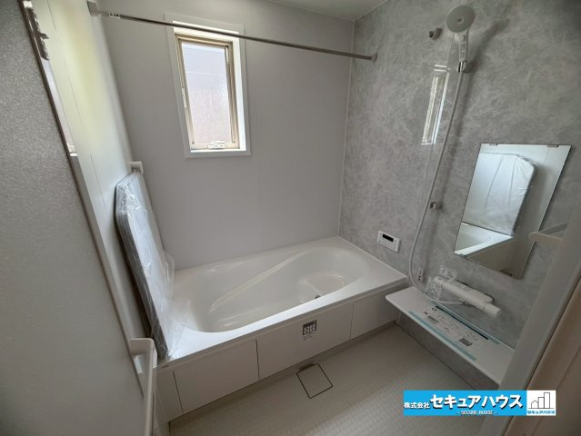 【本日ご案内可能】知多市金沢字郷中　全4棟の浴室|【浴室】
◆アクセントパネルで落ち着きのある雰囲気を演出します。毎日の疲れを癒やすバスタイムをお楽しみ下さい！
◆窓付きで、カビの繁殖を抑える効果があります。
◆追い炊き機能を備えたオートバスです。　