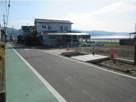 土佐市高岡町甲　(建築条件なし)売土地の前面道路含む現地写真