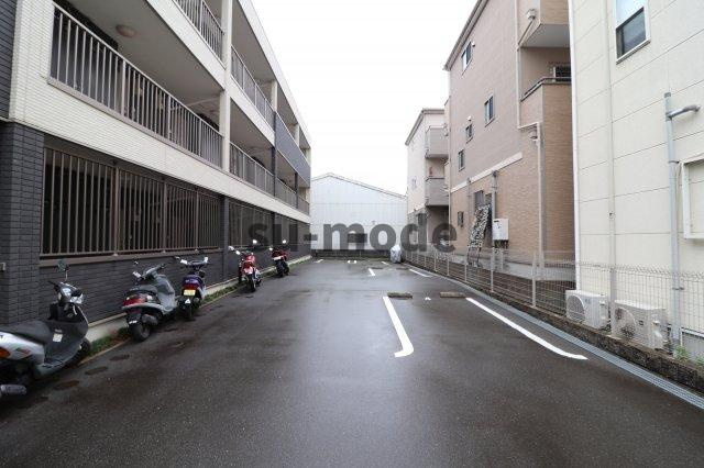 鶴野リバーサイドテラスの駐車場