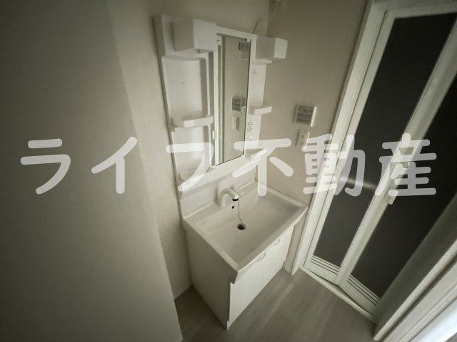 アイエア長瀬の独立洗面台|独立洗面台、小物を置くことができて便利です