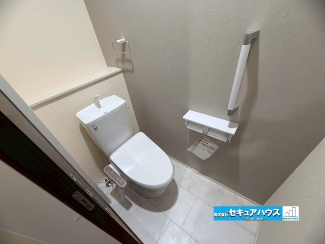 【本日ご案内可能】知多市金沢字郷中　全4棟のトイレ|【高機能トイレ】
◆高機能トイレの多くは便器のフタの開閉が自動であり、使用後に手動で水を流す面倒もなく非常に便利です。スタイリッシュな見た目で、お掃除しやすく、節水効果が高いです。