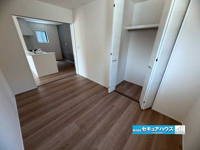 【本日ご案内可能】知多市金沢字郷中　全4棟の洋室|【洋室】
◆広々とした居住空間は日々の暮らしを彩り、心のやすらぎと満足感を与えてくれます。通風と採光を考慮した設計は子供たちはのびのび育ち、家族でくつろぎと団らんを生み出します。
