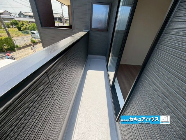 【本日ご案内可能】知多市金沢字郷中　全4棟のバルコニー|【バルコニー】
◆見晴らしもよく、太陽の温かな温もりをめいっぱい受け止めてくれます。
太陽の光と爽やかな風を受けたお洗濯物はあっという間に乾き、取りこむ時には太陽の匂いを感じられそうですね。　
