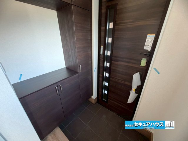 【本日ご案内可能】知多市金沢字郷中　全4棟の玄関|【玄関】
◆お家に出会う人々を迎える玄関だからこそ、広々清潔感あふれる空間にしたいものです。採光・通風にも配慮された設計で毎日明るい空間をキープします♪