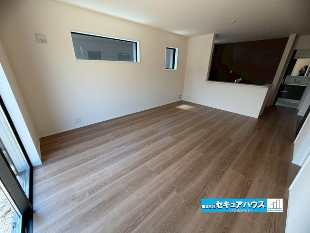 【本日ご案内可能】知多市金沢字郷中　全4棟の居間・リビング|【LDK】
◆通学から帰宅し、リビングルームで会話を楽しむ子ども達。リビングから臨む景色は太陽色に染まり、解放感溢れゆったりとしたひと時を過ごすことが出来る素敵な空間です。