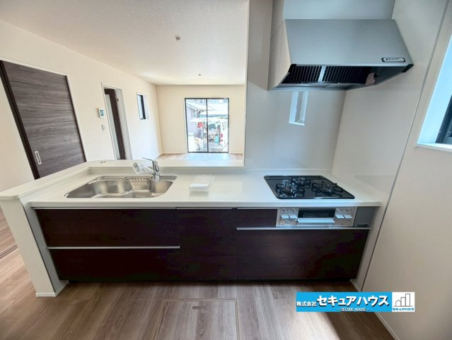 【本日ご案内可能】知多市金沢字郷中　全4棟のキッチン|【キッチン】
◆同時にたくさんの料理が調理できる。「焼く・蒸す・煮る」の工程を同時進行で進めることができるので、料理を素早く作ることができます。育児でバタバタ忙しいママに嬉しい♪