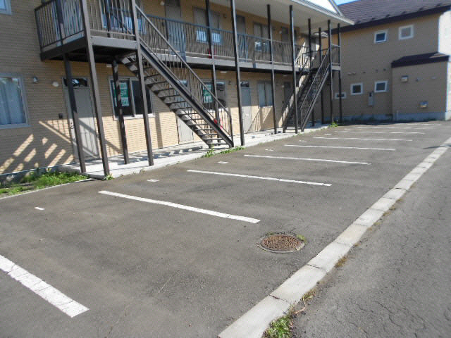 レラ・ＷＥＳＴの駐車場