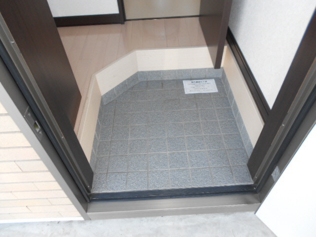 レラ・ＷＥＳＴの玄関