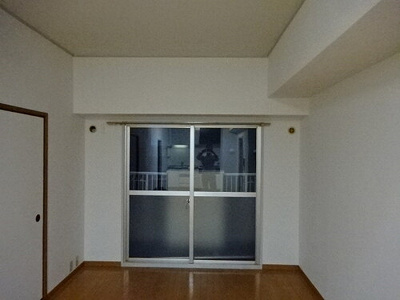 【居間・リビング】 | シャルム江坂 | ＬＤＫ約１１．９畳　※前回募集時／２０２２年９月の写真