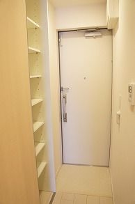 リブリ・AITSUNEの玄関