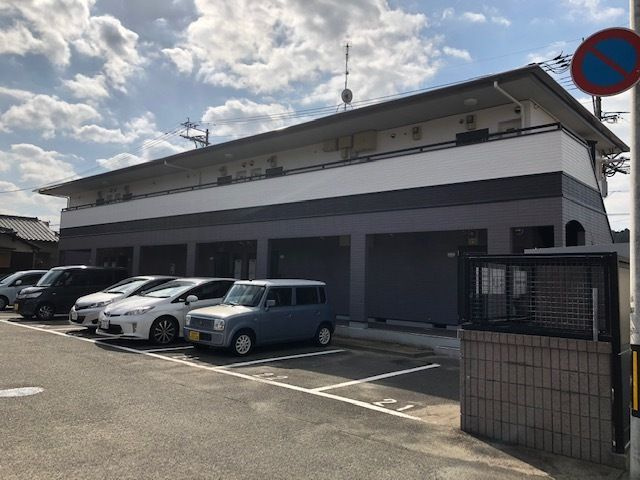 福岡市東区舞松原２丁目のアパートのエントランス