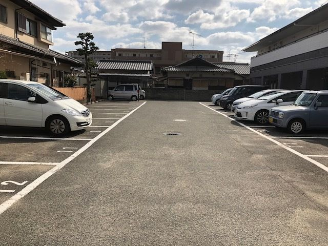 福岡市東区舞松原２丁目のアパートの駐車場