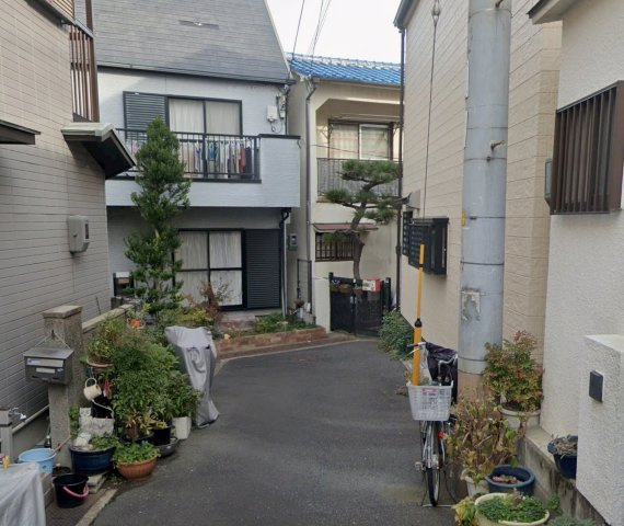 川西市南花屋敷戸建の前面道路含む現地写真|青い屋根の物件です。