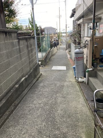 由良戸建ての前面道路含む現地写真