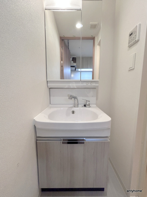 プレサンスドームシティ 仲介手数料無料の居間・リビング