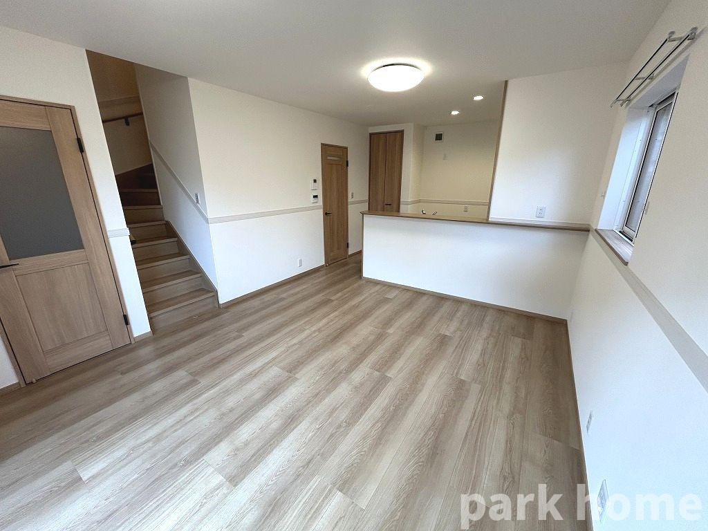 デュオメゾンかもべBの居間・リビング|使いやすいリビングです