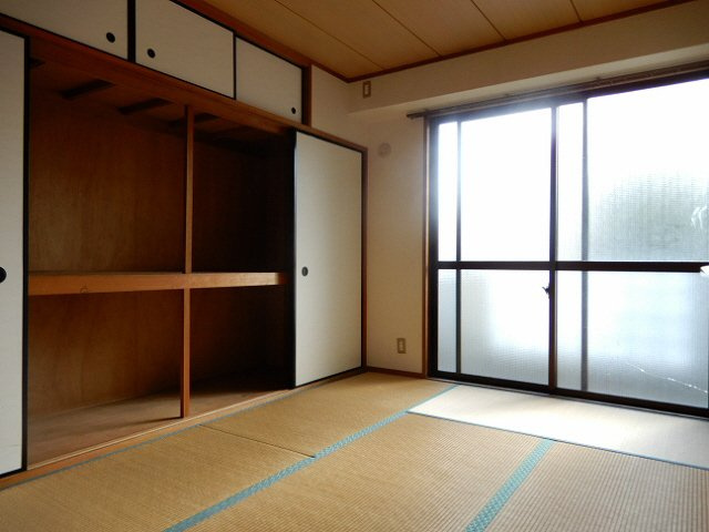 シャトー第一土山の和室