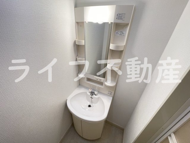 マジェスタ八戸ノ里の独立洗面台|朝の支度にも助かる、独立の洗髪洗面化粧台