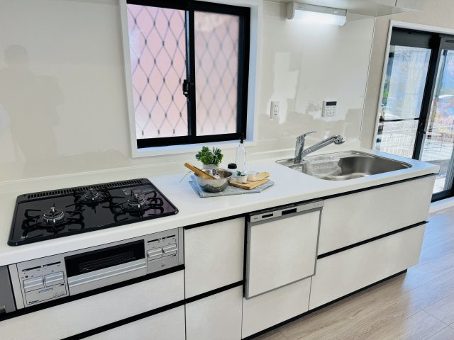 八王子市　南陽台　中古戸建てのキッチン|～３口コンロと広い調理台でお料理が捗ります～