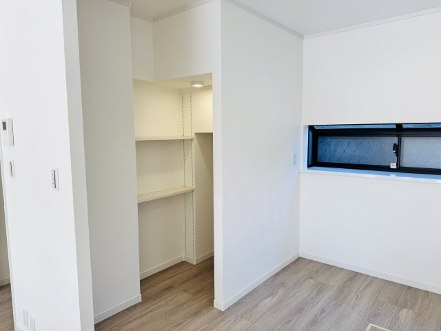 八王子市　南陽台　中古戸建てのキッチン|～パントリーには可動棚付き～