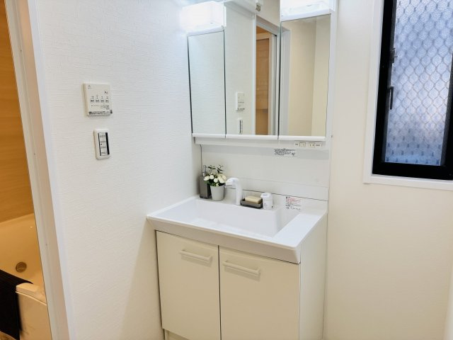 八王子市　南陽台　中古戸建ての独立洗面台|～新規交換済、３面鏡付きの独立洗面台　細々している物をスッキリ収納出来ます～