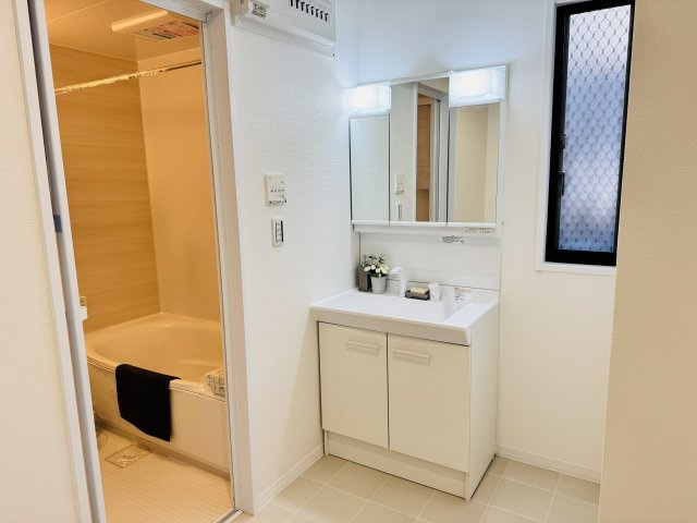 八王子市　南陽台　中古戸建ての脱衣所|～窓付きで明るい洗面所　換気もしやすいです～