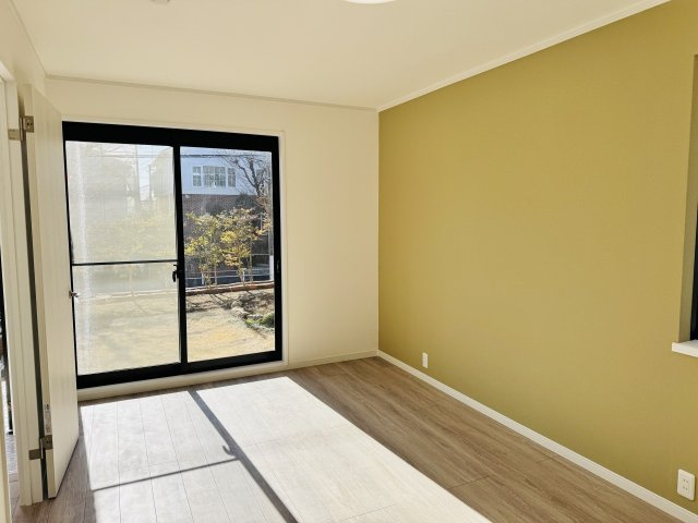 八王子市　南陽台　中古戸建ての寝室|～1階8.0帖の洋室　ベッドなど大型家具のレイアウトもしやすい広さです～