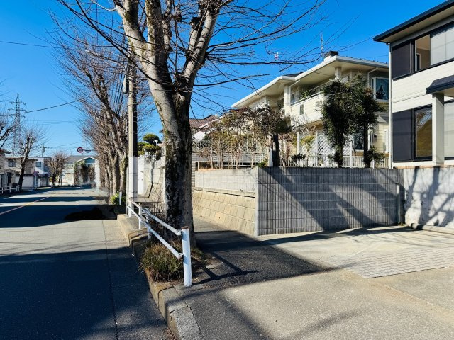 八王子市　南陽台　中古戸建ての前面道路含む現地写真|～南側14ｍ道路に面しています～