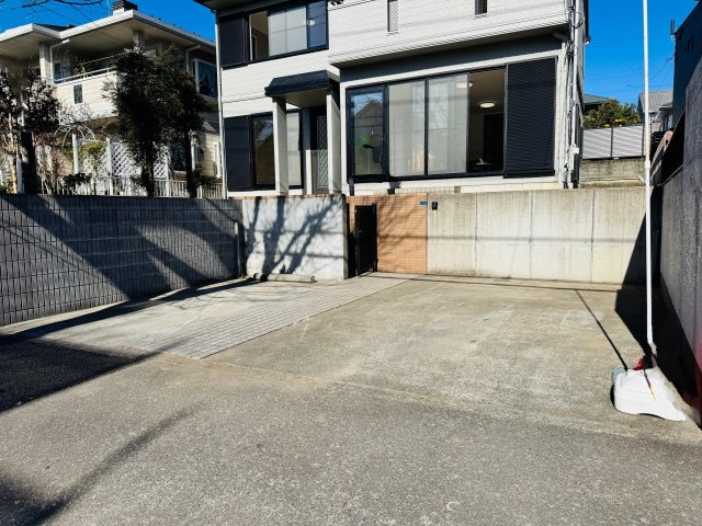 八王子市　南陽台　中古戸建ての駐車場|～並列2台駐車可能カースペース～