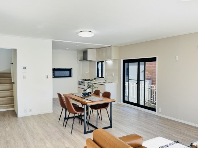 八王子市　南陽台　中古戸建ての居間・リビング|～20.0帖の明るいLDKで、家族団欒の時間をお過ごしいただけます～