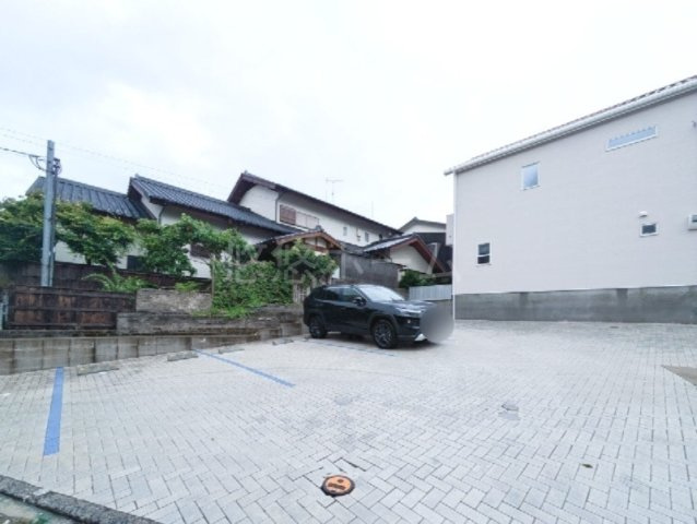 福岡市早良区西新５丁目のアパートの駐車場
