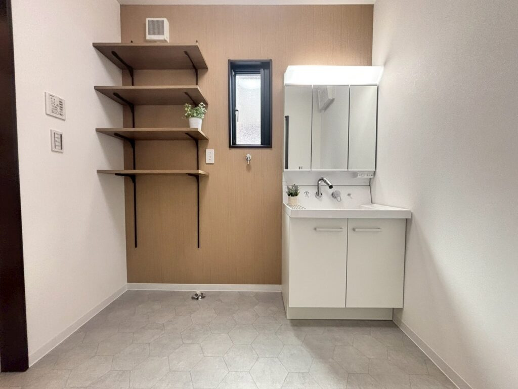 【No.7565】卯垣3丁目/新築戸建/3LDKの独立洗面台|洗面台の横に稼働棚を設置しました。