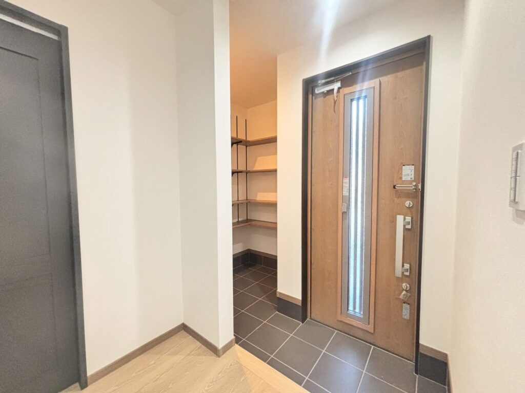 【No.7565】卯垣3丁目/新築戸建/3LDKの玄関|玄関収納には下駄箱だけではなく、シューズクローゼットが付いています。