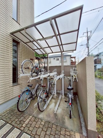 プレジールのその他共用部分|★屋根付きの２段式駐輪場★